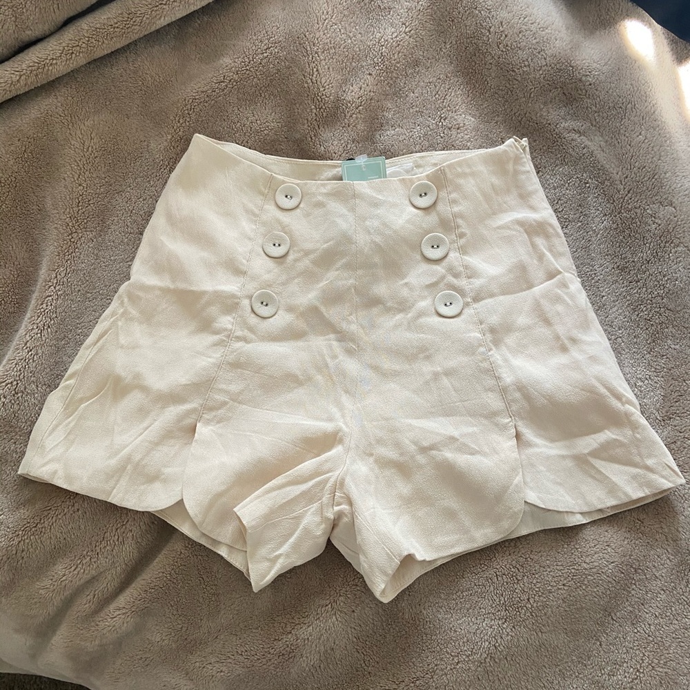 Petal Hem Shorts w/ buttons